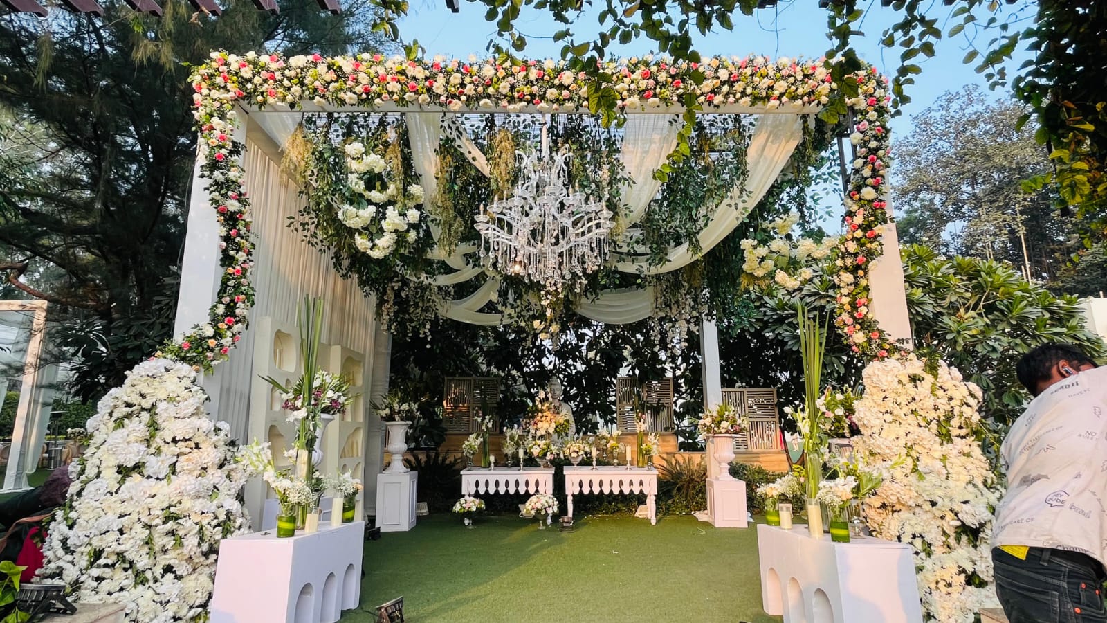Best Flower Decorators in Gurgaon – Transform Your Events with ShowMaqers flower decorators in gurgaon